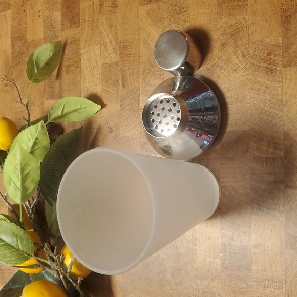 Grey Goose White Frosted Cocktail Shaker NEW IN BOX - Picture 4 of 8